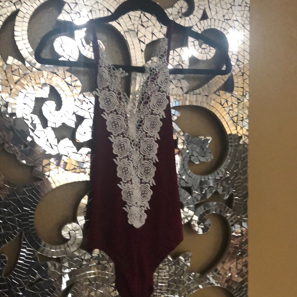 👄Burgundy body suit👄